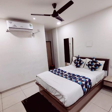 Hotel Mansarovar,Vadodara Ngoại thất bức ảnh