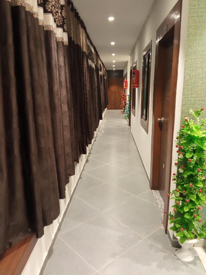 Hotel Mansarovar,Vadodara Ngoại thất bức ảnh