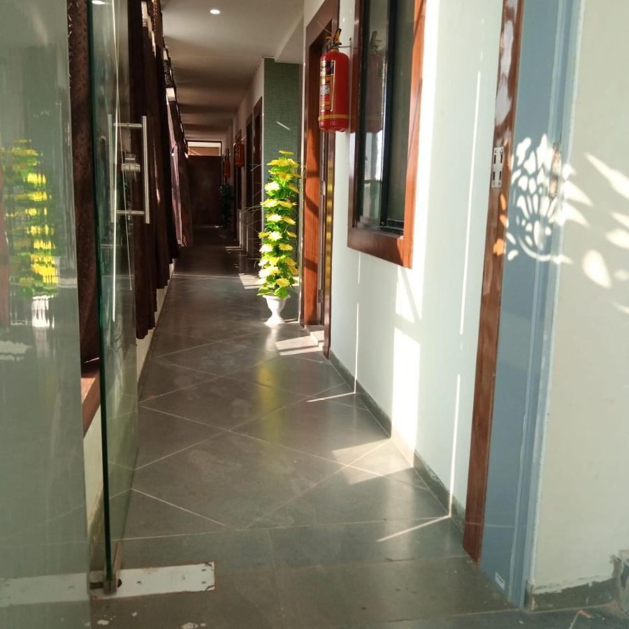 Hotel Mansarovar,Vadodara Ngoại thất bức ảnh