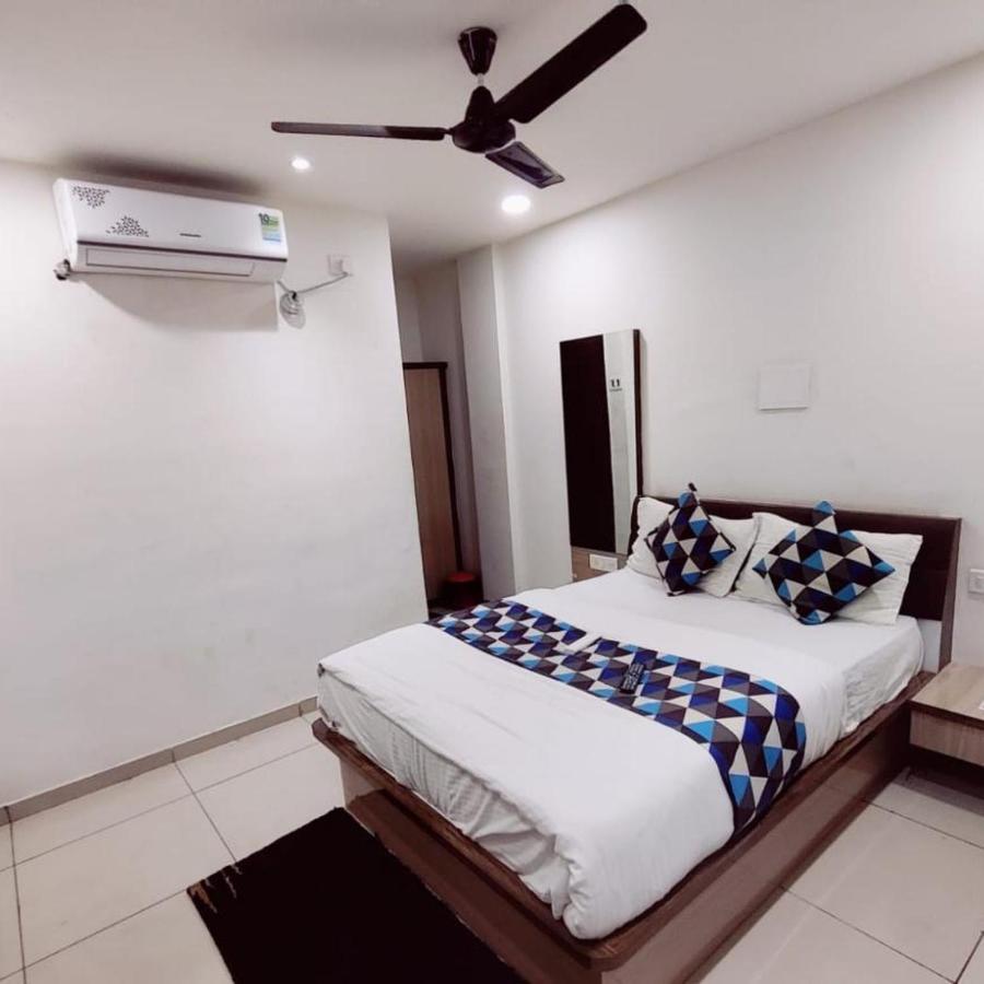 Hotel Mansarovar,Vadodara Ngoại thất bức ảnh
