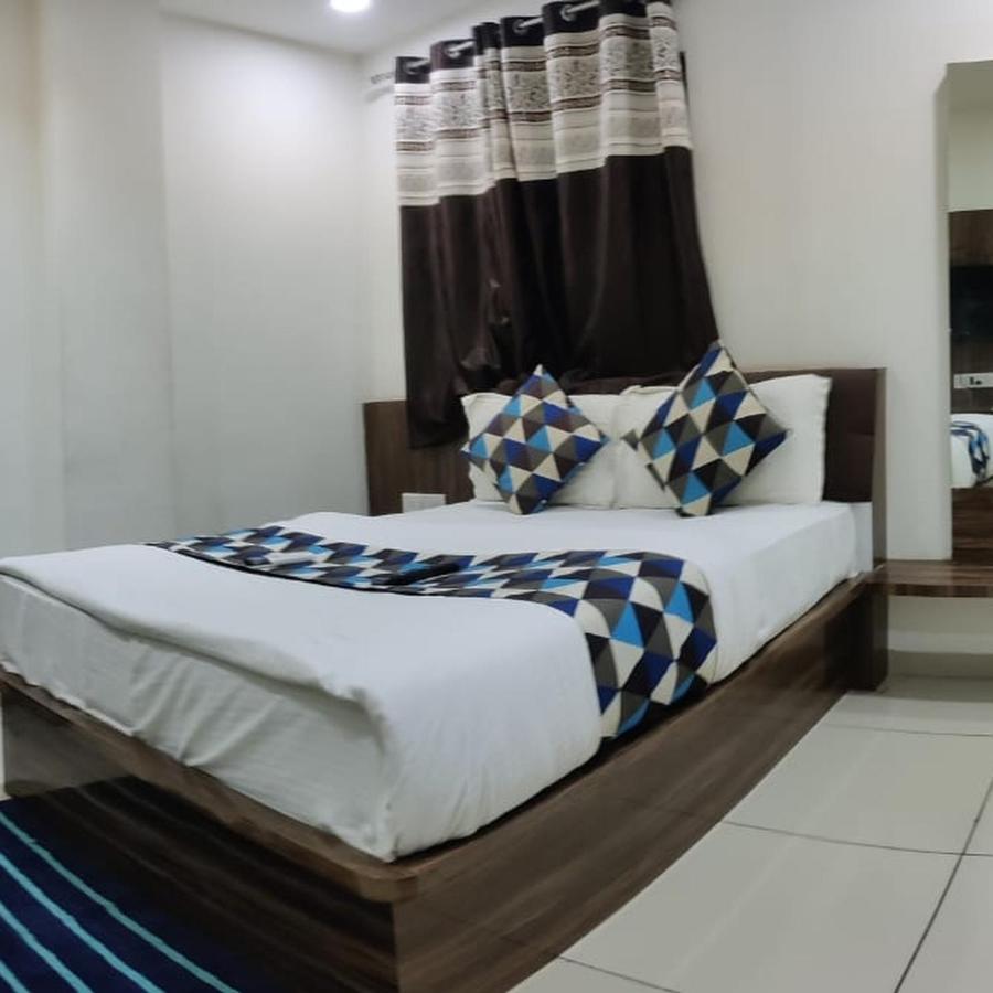 Hotel Mansarovar,Vadodara Ngoại thất bức ảnh