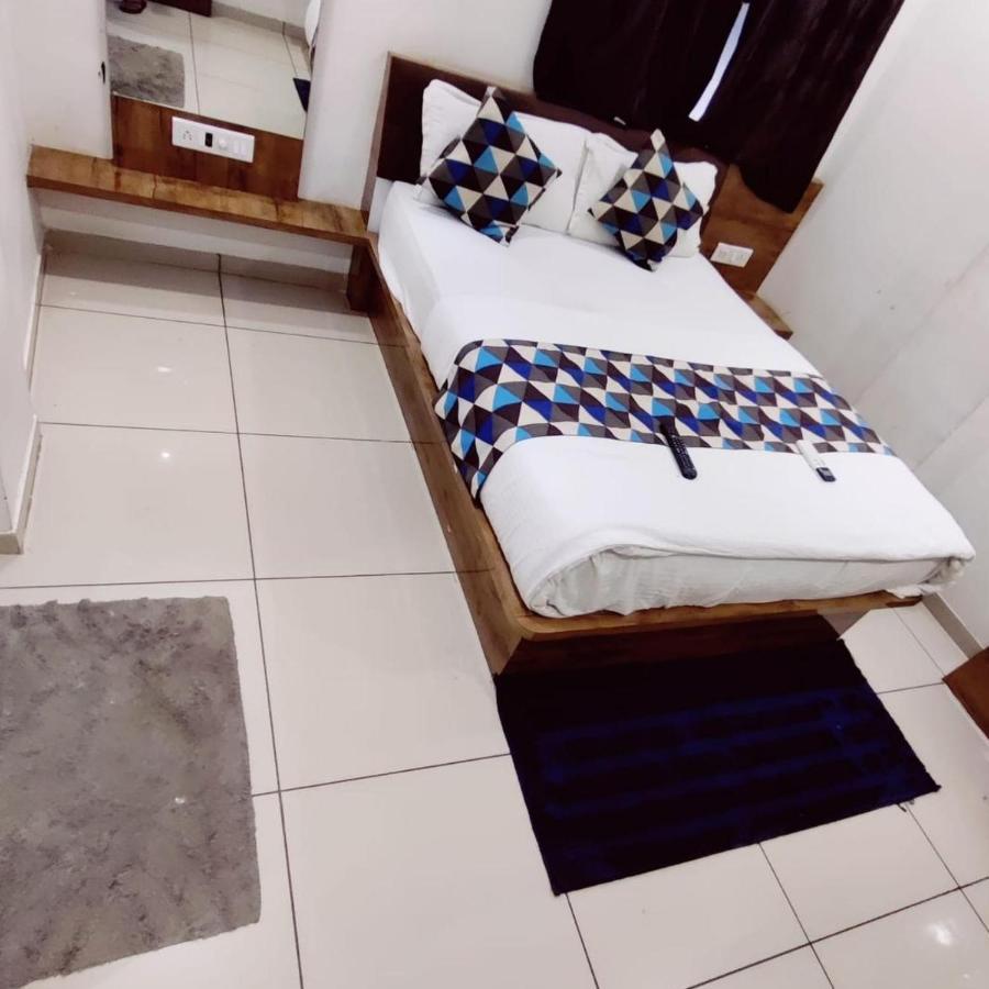 Hotel Mansarovar,Vadodara Ngoại thất bức ảnh