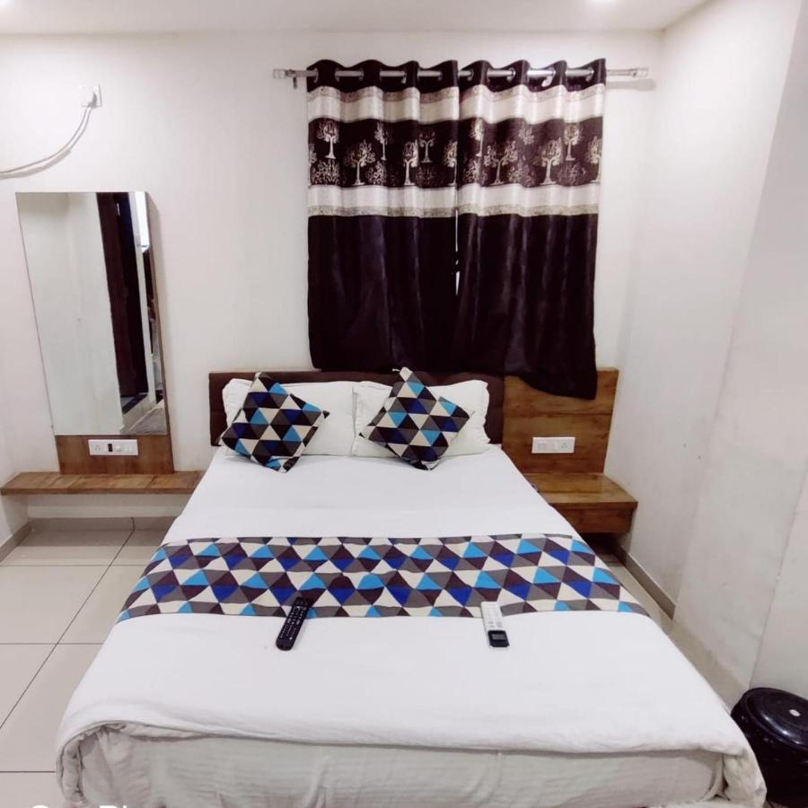 Hotel Mansarovar,Vadodara Ngoại thất bức ảnh
