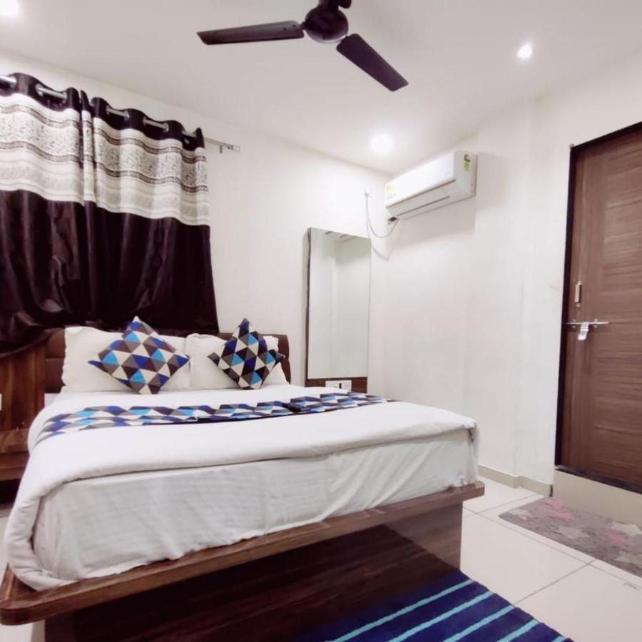 Hotel Mansarovar,Vadodara Ngoại thất bức ảnh