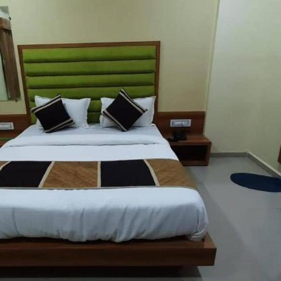 Hotel Mansarovar,Vadodara Ngoại thất bức ảnh