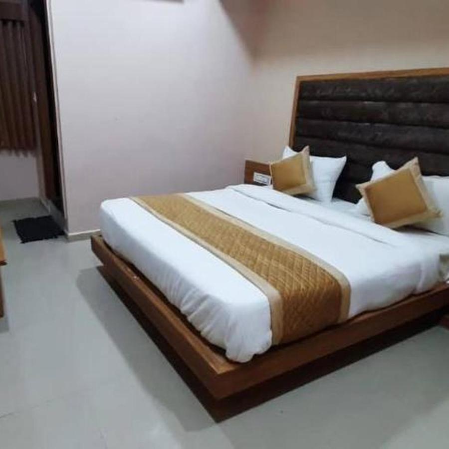 Hotel Mansarovar,Vadodara Ngoại thất bức ảnh