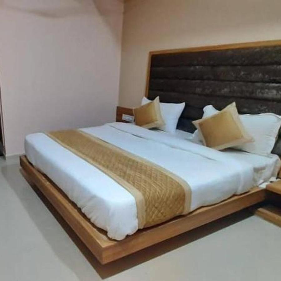 Hotel Mansarovar,Vadodara Ngoại thất bức ảnh