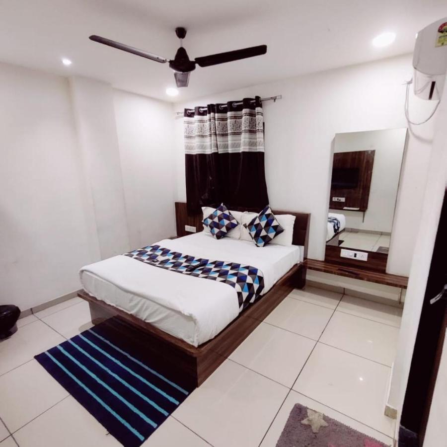 Hotel Mansarovar,Vadodara Ngoại thất bức ảnh