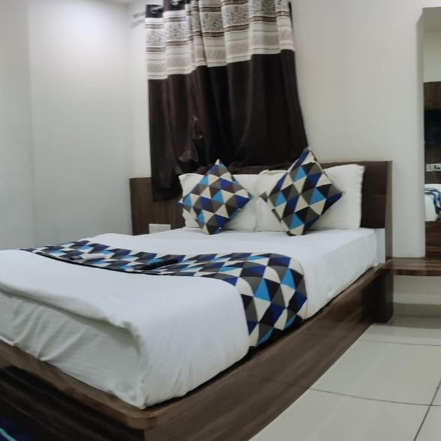 Hotel Mansarovar,Vadodara Ngoại thất bức ảnh
