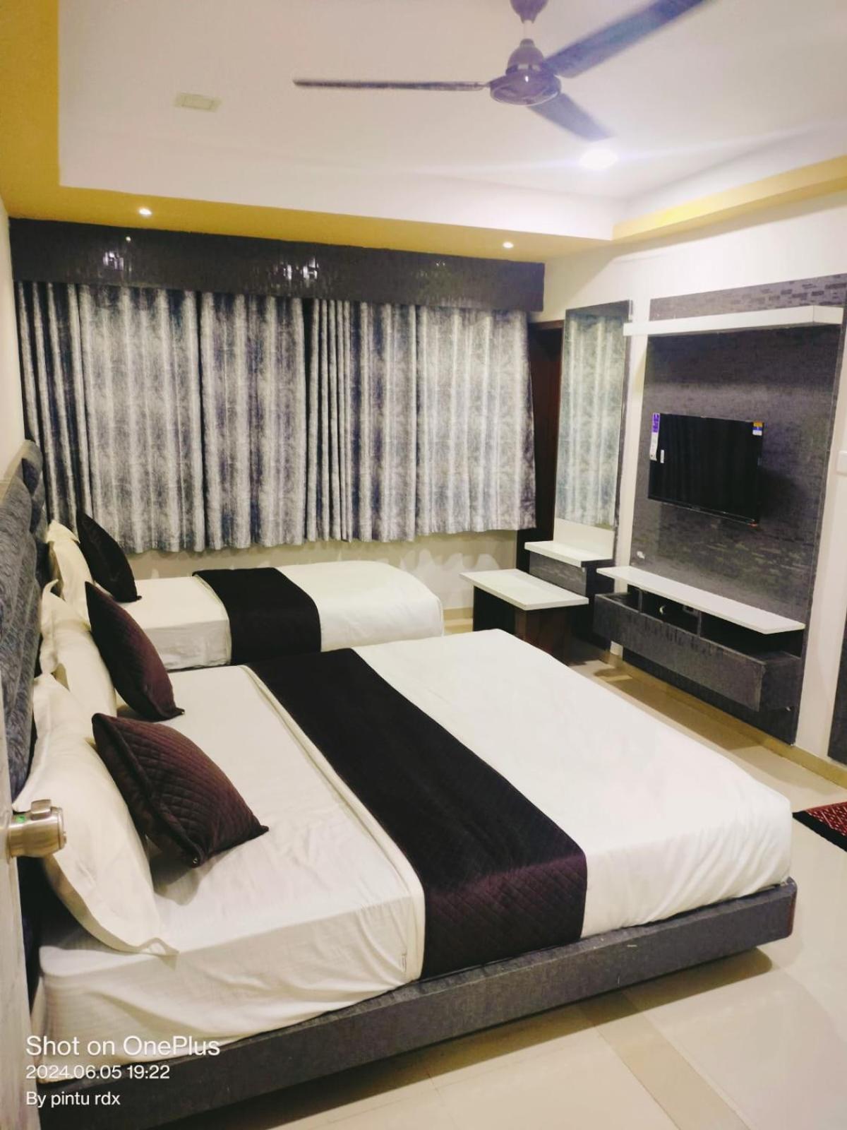 Hotel Mansarovar,Vadodara Ngoại thất bức ảnh